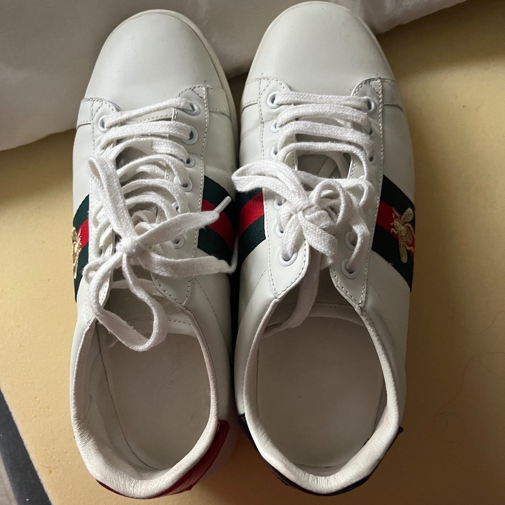 White Sneakers with green  and red  stripe